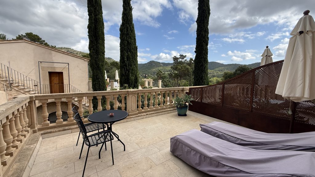 Blick von der Terrasse auf die Berge Mallorcas
