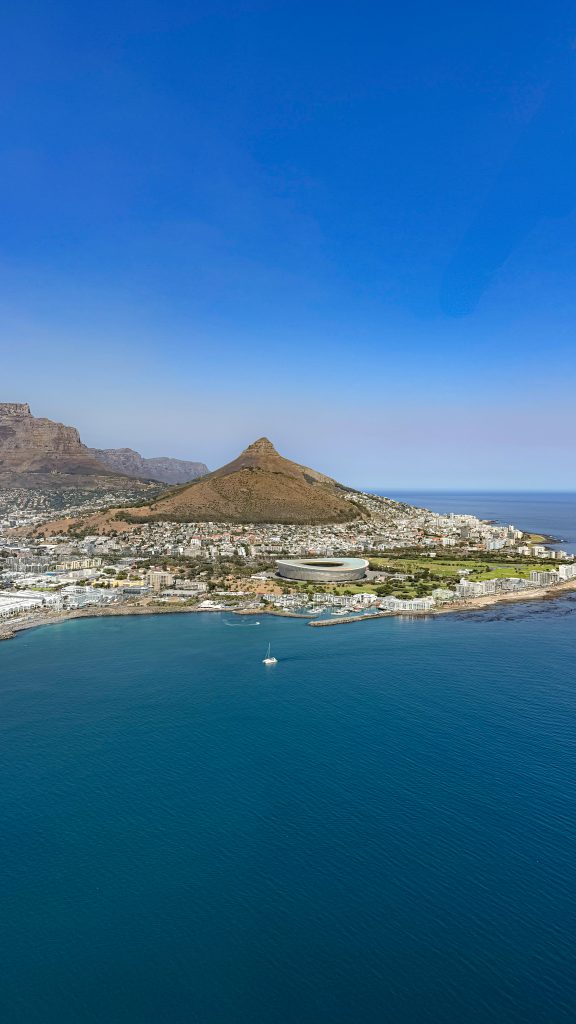 Kapstadt von oben: Blick auf Lions Head vom Atlantik aus