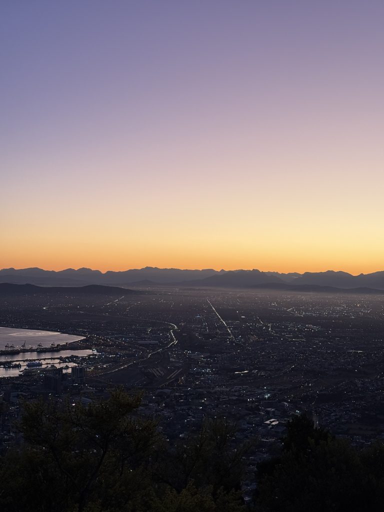 Sonnenaufgang vom Lionshead in Kapstadt mit Blick über die Stadt